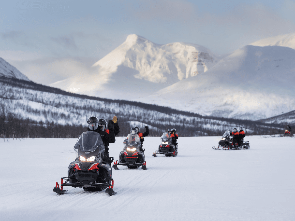 Tromsø: Combo artica: slitta con husky, motoslitta e visita alle renne a Camp Tamok photo 3